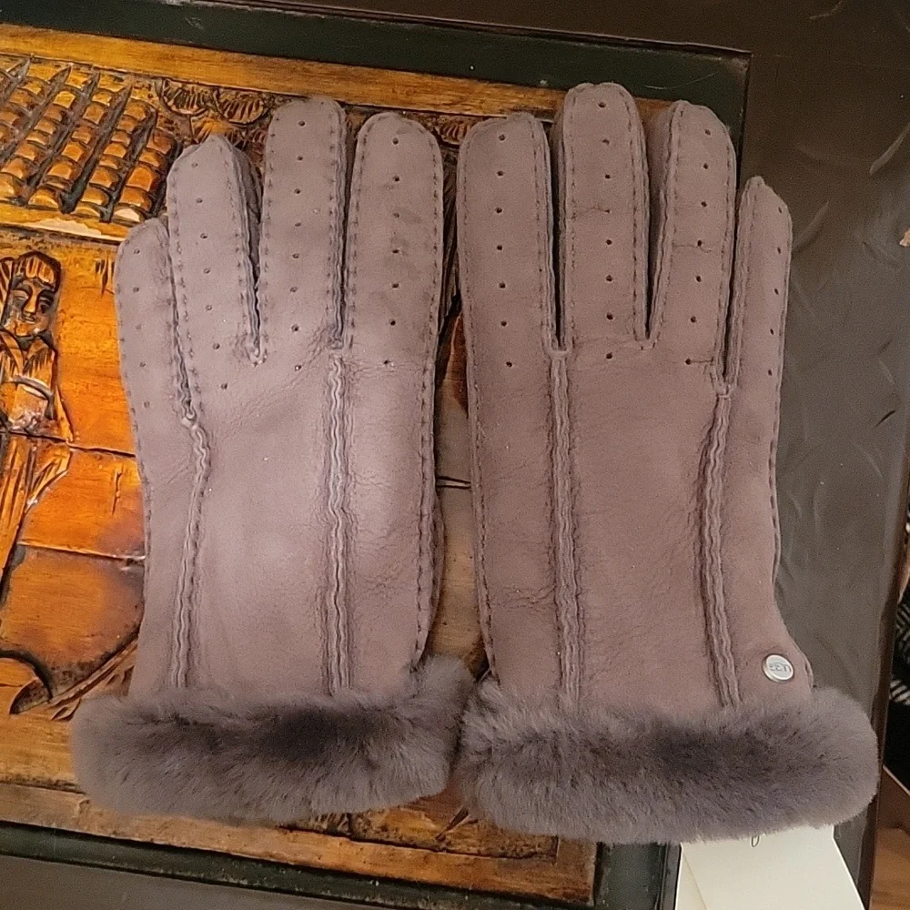 UGG Perforated shearling glove. Grey Sz: large Cold Weather Snow Skiing Outdoors